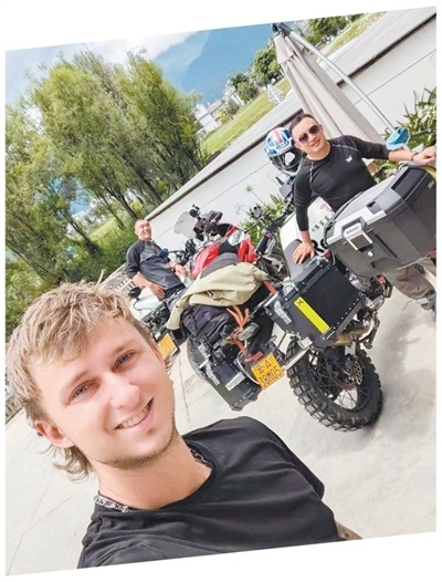 乔(左一)与摩托车旅行者在大理洱海生态廊道旁合影。受访者供图