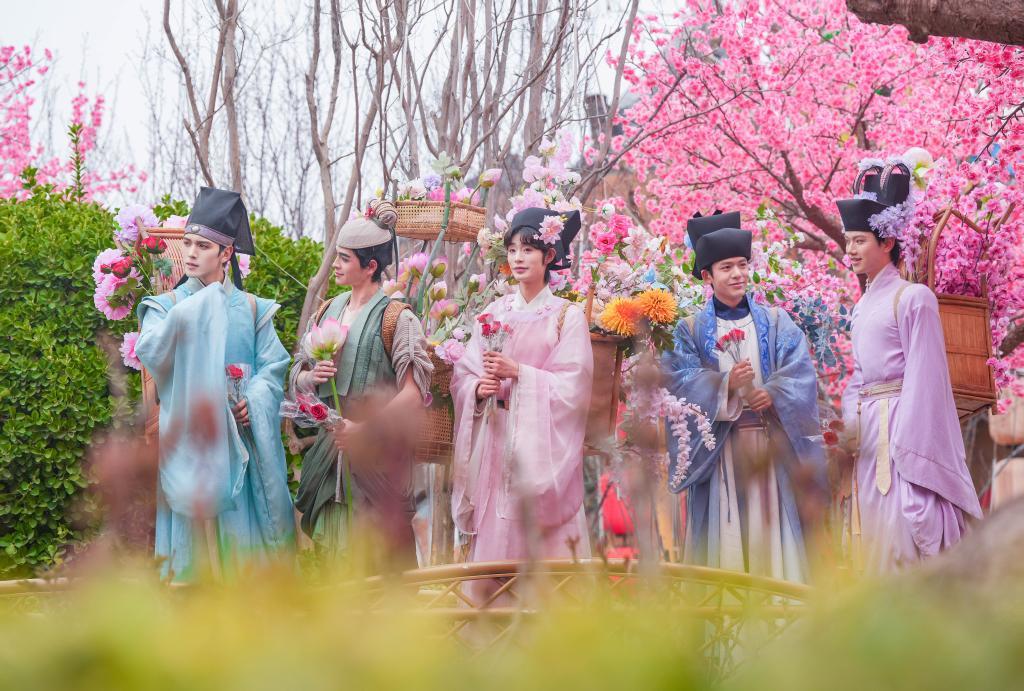 在开封清明上河园景区“簪花踏青”节目里,演员正与游客互动。(王正一 摄)