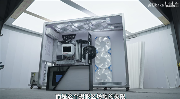 活人变手办！发烧友小姐姐造了台能住人的巨型电脑主机：12000W热量+空调散热