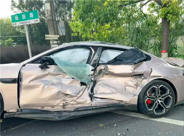 新一代小米SU7被大货车拦腰撞击 驾驶员毫发无伤 果断又定了一台