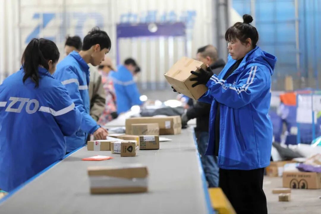 2025年1月30日,在湖南省永州市道县中通快递分拣中心,工人在分拣快递件。