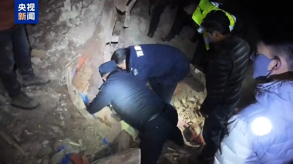 △民辅警徒手刨挖,搜寻被困群众。