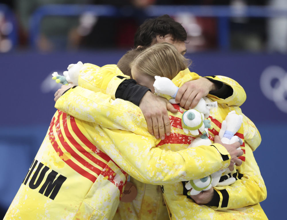 2月10日，季军比利时队在短道速滑混合团体接力颁奖仪式上庆祝。新华社记者 李明 摄