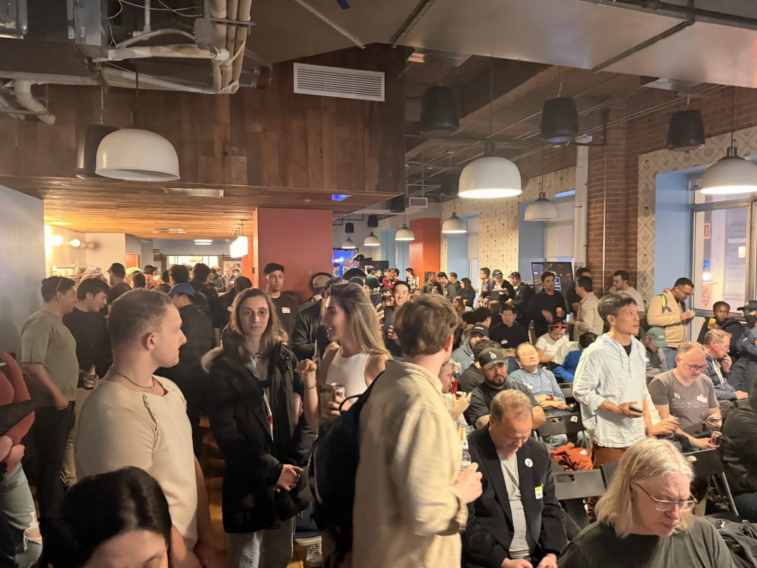 OpenClaw全球首聚,千人挤爆旧金山!龙虾头机器人现场乱逛太炸裂