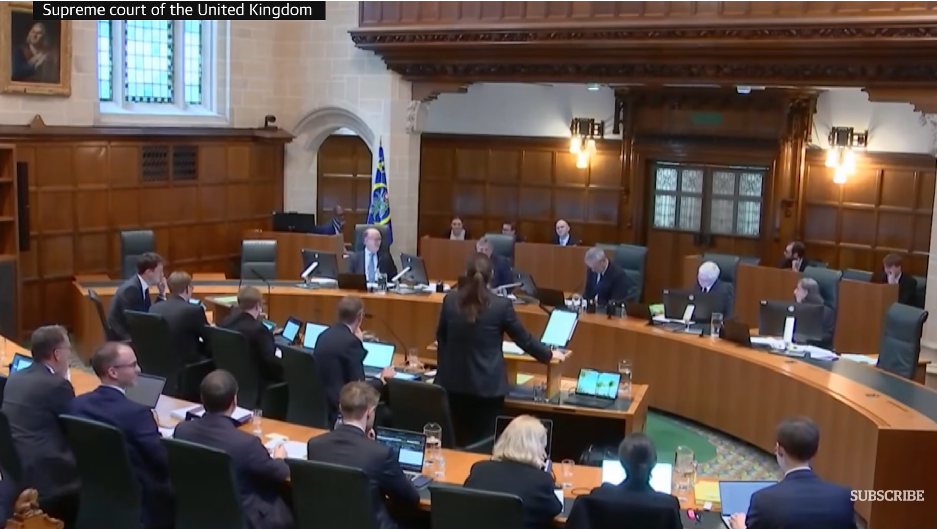 视频显示,随着音量越来越大,法庭现场响起笑声,一名法官低头看了看手机。图源:英国《卫报》视频截图