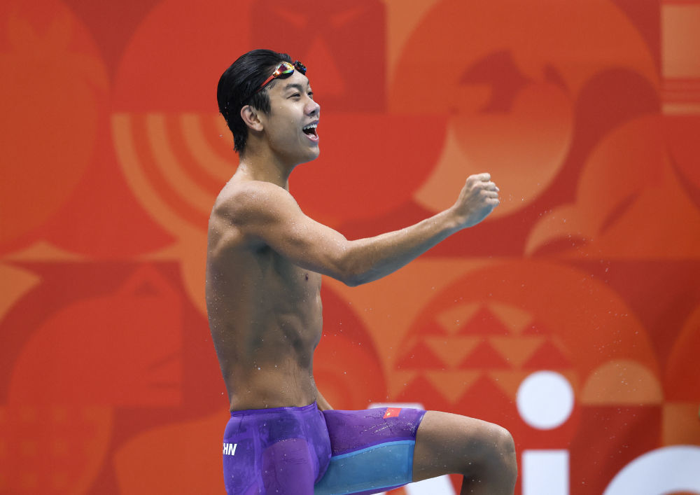 9月23日,中国选手张展硕在爱知·名古屋亚运会游泳项目男子200米自由泳决赛后庆祝,他获得冠军。新华社记者 伍志尊 摄