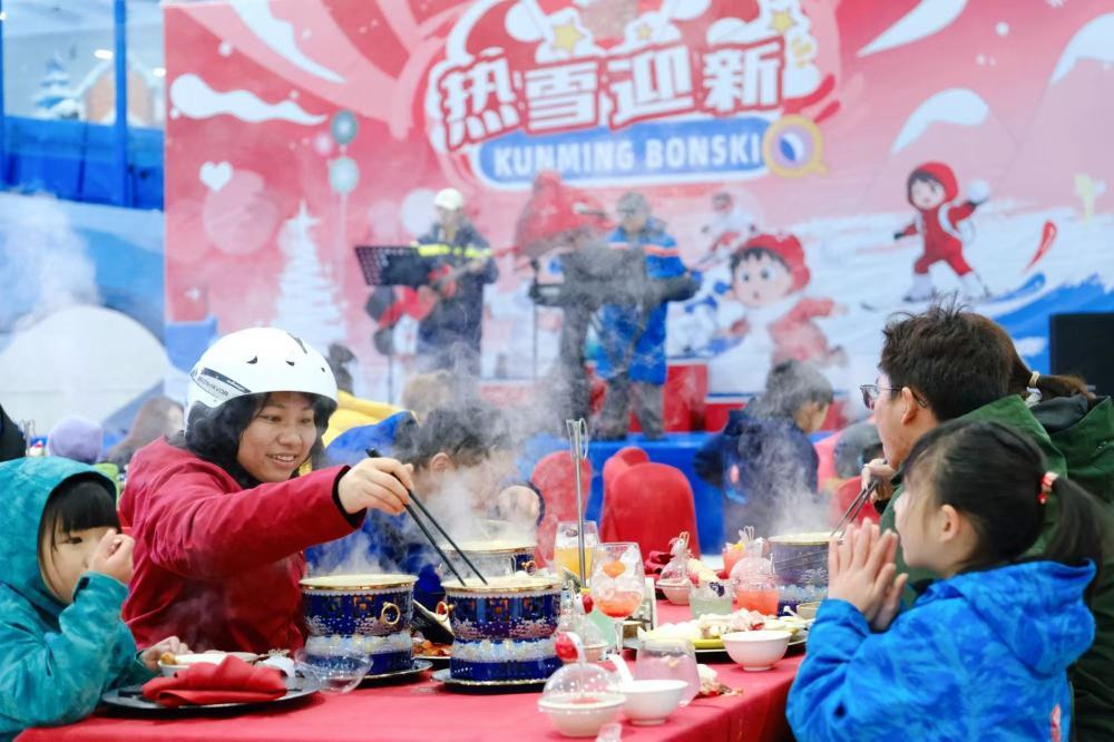 昆明热雪奇迹室内滑雪场的火锅很受欢迎↑