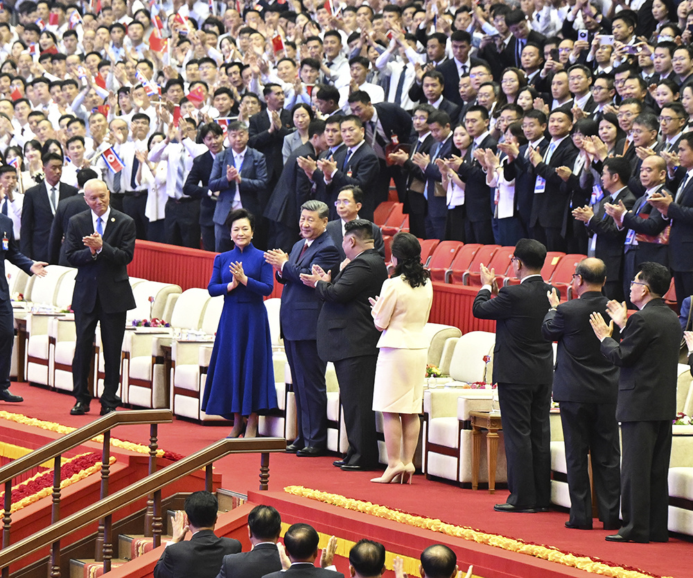 当地时间6月8日晚,中共中央总书记、国家主席习近平和夫人彭丽媛在朝鲜劳动党总书记、国务委员长金正恩和夫人李雪主陪同下,在平壤体育馆同朝鲜各界群众一道观看专场文艺演出。