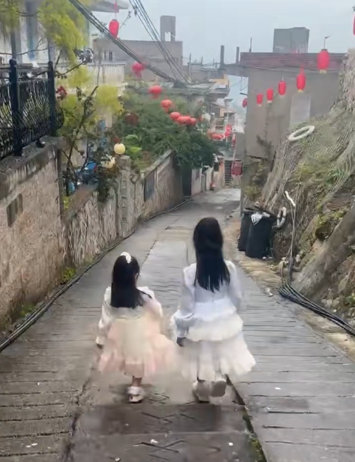 △姐妹俩背影。