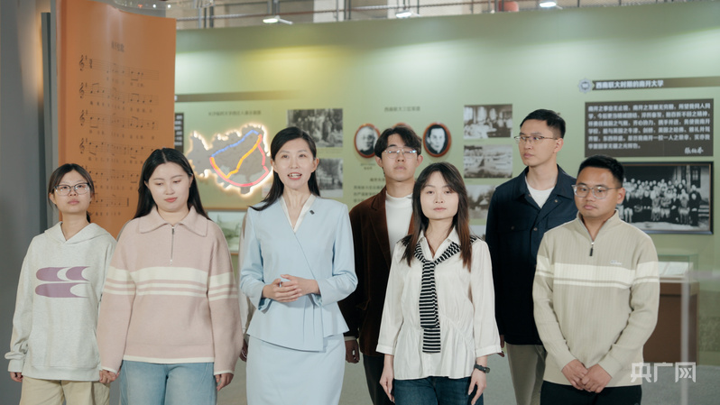 马梦菲为同学们讲述南开大学校史(央广网记者 褚夫晴 摄)