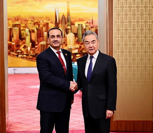 王毅会见穆尼尔