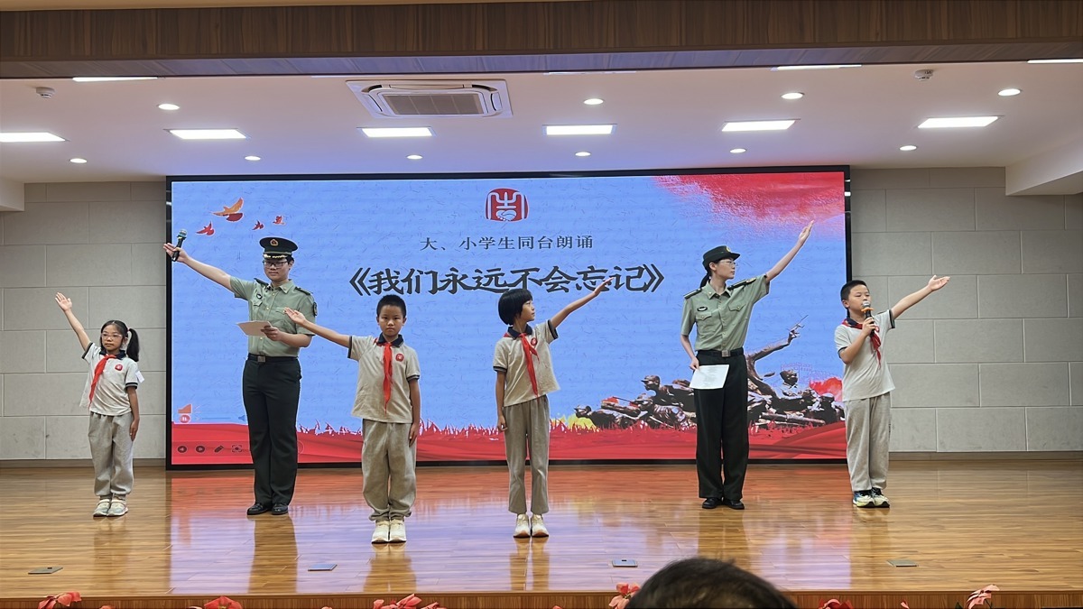 大、小学生同台朗诵.JPG