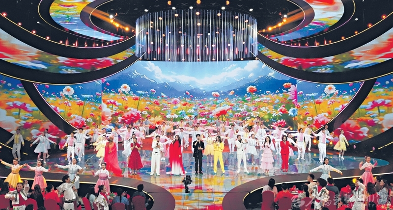 歌曲《一路繁花一路歌》采用中外歌手合唱形式,用歌声描绘出一条友谊与合作的繁花之路,传递出美美与共的愿景。□艾尼卡尔·艾尔肯摄