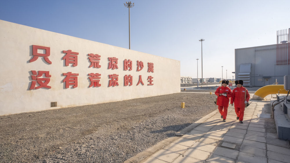 2026年1月10日，中石油塔里木油田公司轮南油气储运中心西气东输第一站员工正在巡检。（受访者供图）