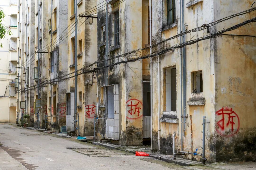 准备拆迁的废弃的老旧居民楼/图源：图虫&middot;创意