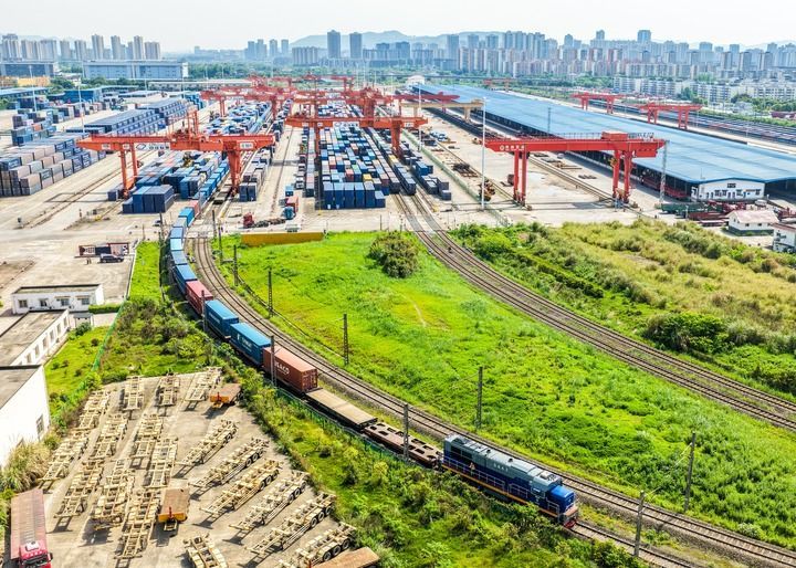 2026年4月23日，一列装载汽车配件、机械机具等货物的中欧班列在重庆团结村站顺利发车（无人机照片）。新华社记者 唐奕 摄