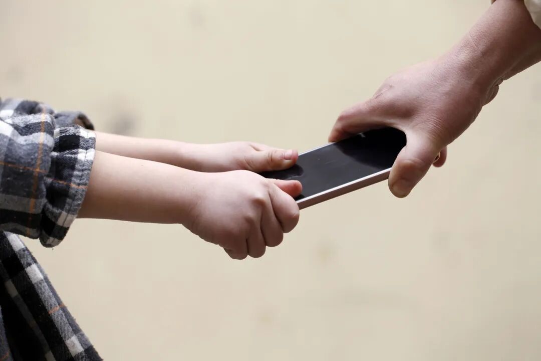 西方“一刀切”禁未成年用社媒,中国为何不能跟?