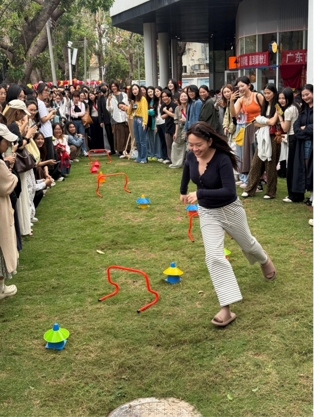 鞋友们在户外草坪上大玩障碍穿越跑。