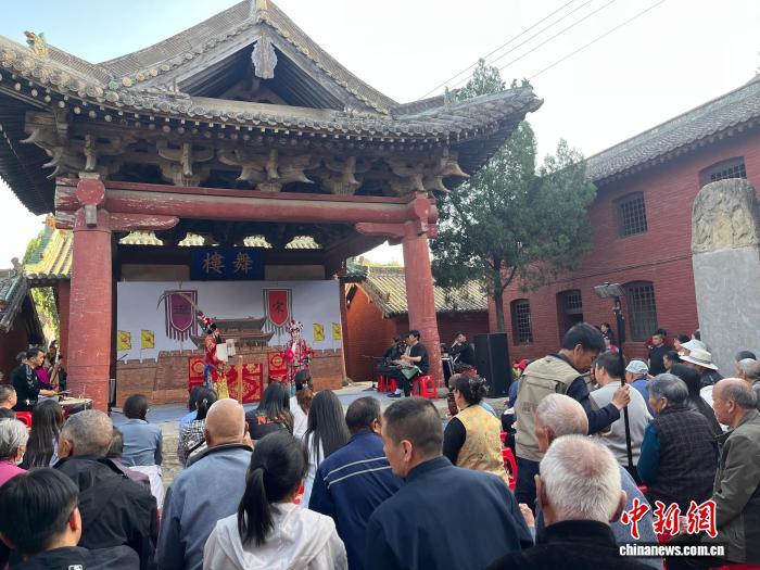 戏曲演员在郭壁府君庙戏台表演上党梆子。中新网范丽芳 摄