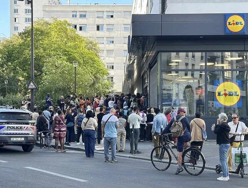 当地时间2026年7月2日，法国巴黎，连锁超市Lidl推出的20万台空调及风扇促销活动引发混乱。（视觉中国）
