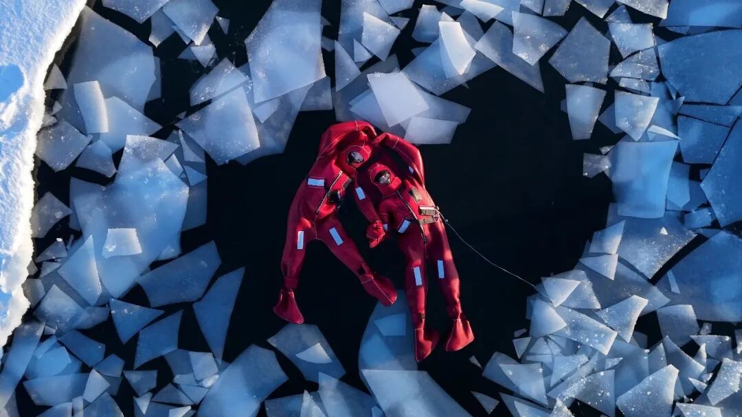 除了漂着,还能和朋友躺着摆出各种姿势。(图/受访者供图)