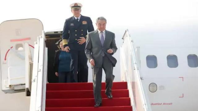 【王毅、董军齐聚柬埔寨】