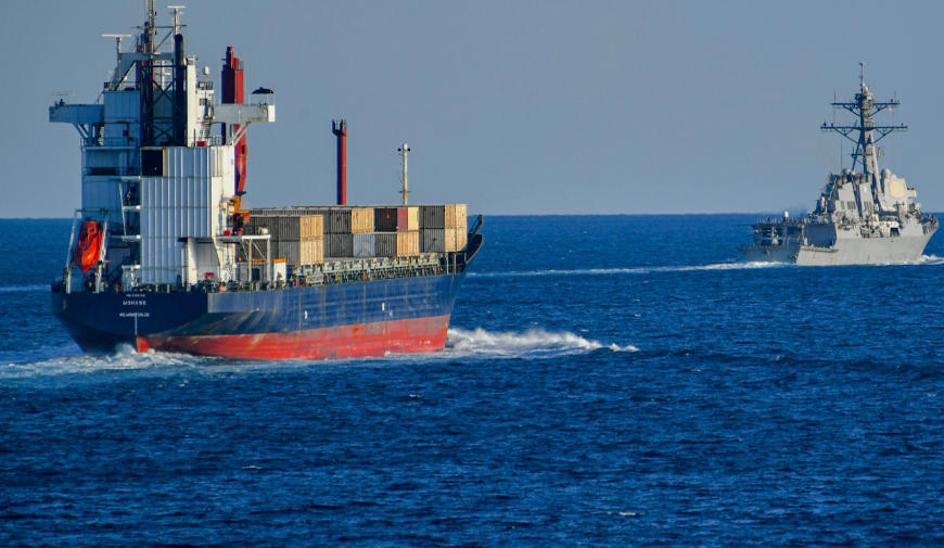 2019年，一艘美国军舰与一艘商船通过霍尔木兹海峡 美国海军