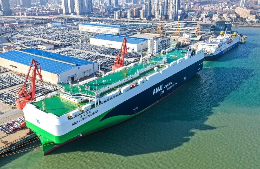 2025年，我国汽车产销量均突破3400万辆，再创历史新高。图为在江苏连云港港口68号泊位，一艘滚装船在装运出口汽车。王健民摄（新华社发）