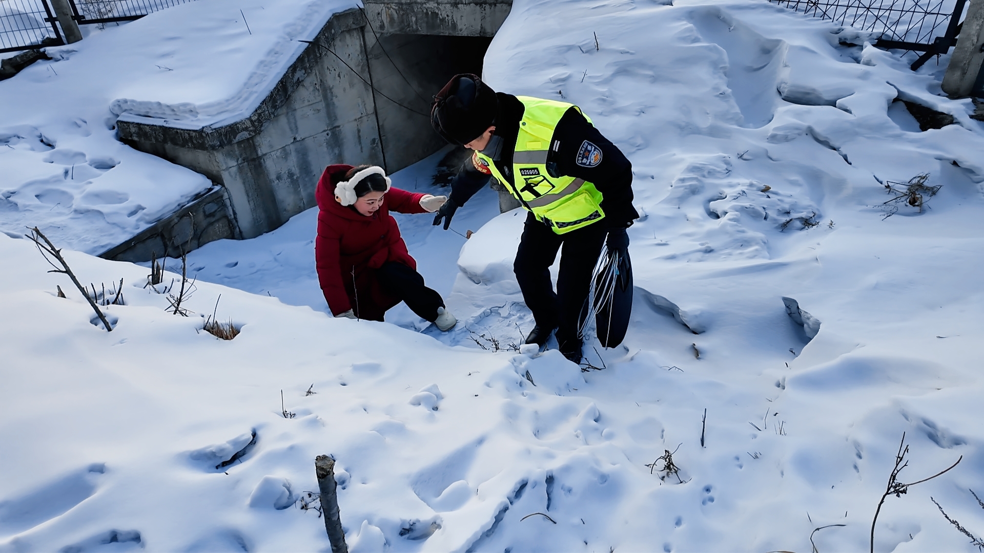 记者跟随铁路民警薛兴春巡查涵洞