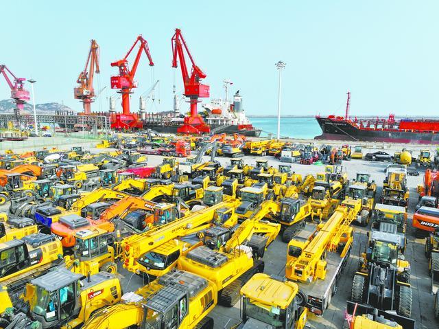 海关总署10日发布数据显示，2026年前两个月，我国货物贸易进出口总值同比增长18.3%。图为当日，江苏某码头一派繁忙。 （视觉中国）