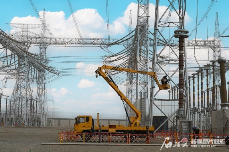 国网新疆电力有限公司超高压分公司员工在750千伏和田变电站检修。陈凯 摄