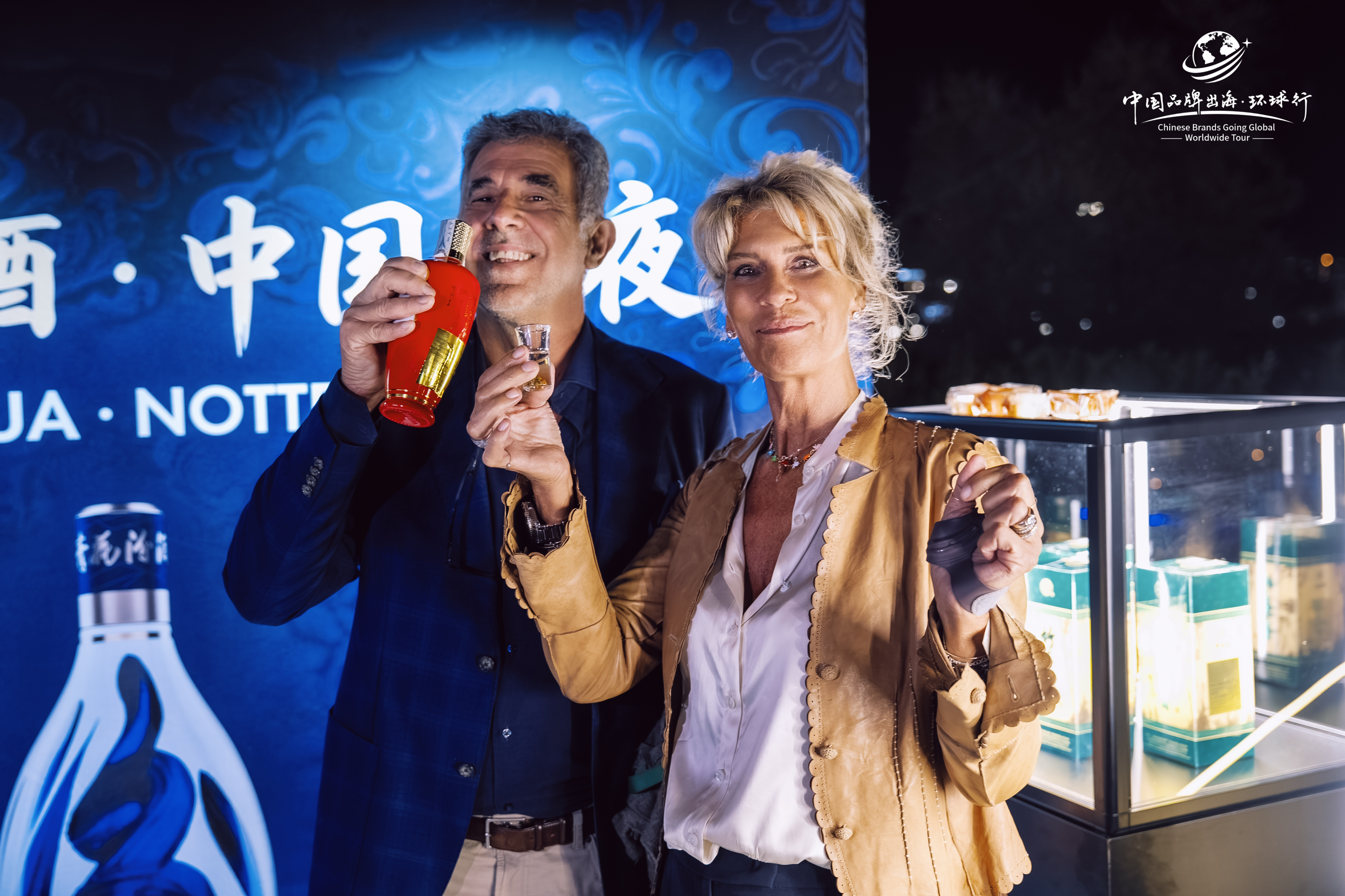 活动嘉宾在品鉴区了解汾酒产品