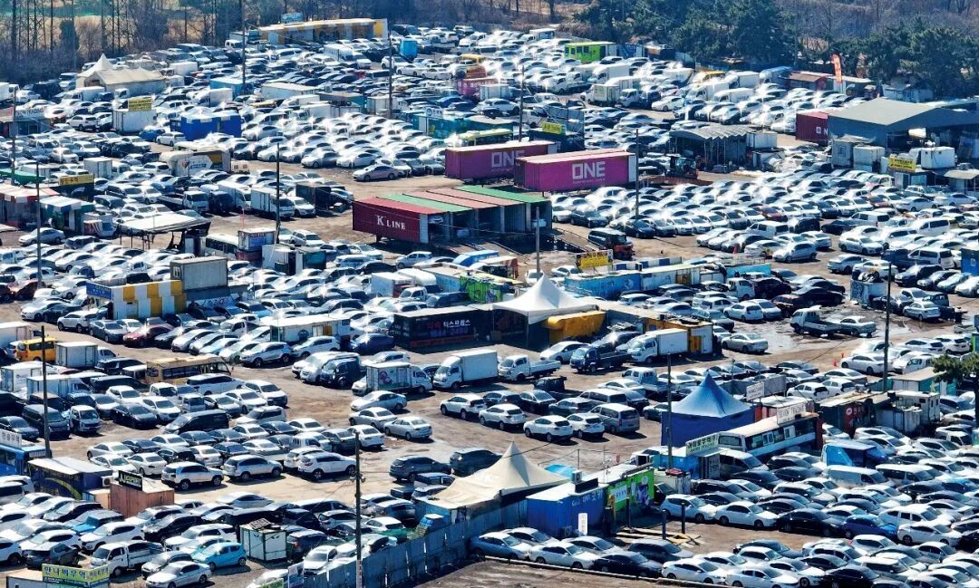 3日,韩国仁川市一处二手车出口基地内,车辆密集停放。受局势影响,韩国出口中东的二手车贸易遭遇阻碍。