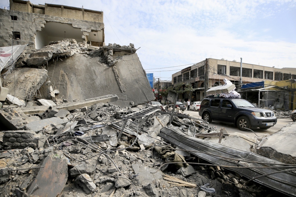 2026年4月16日，人们查看遭以军空袭损毁的黎巴嫩加西米耶桥。新华社 图