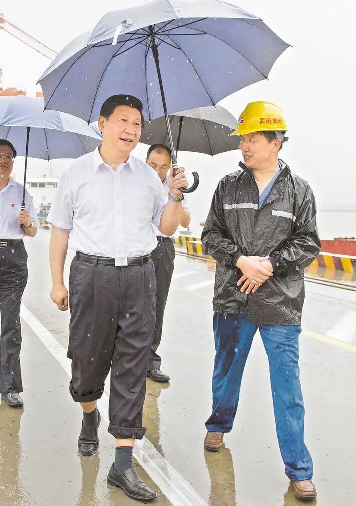 2013年7月21日上午,习近平冒雨来到武汉新港阳逻集装箱港区考察。(新华社发)