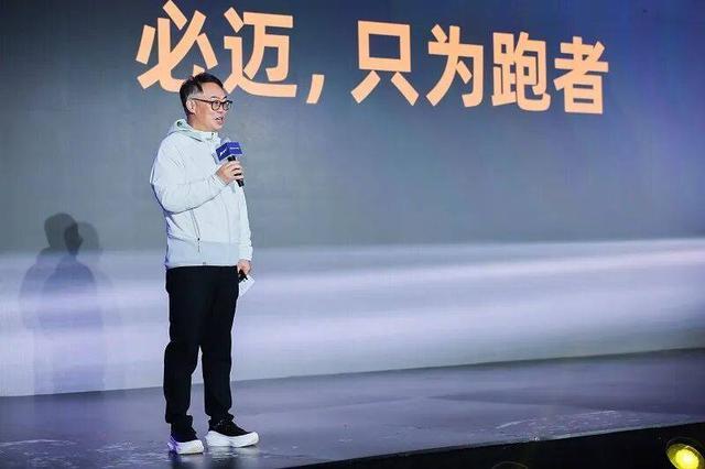 品牌十周年，张志勇在台上进行分享