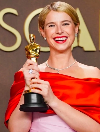 讲“革命在美国失败”的电影,横扫奥斯卡