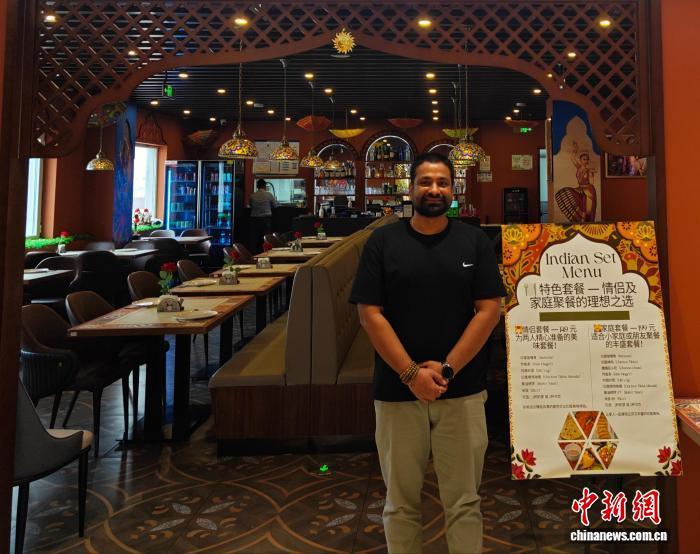 来自印度新德里的尼廷·迈塔尼近日在位于北京的“皇家咖喱印度餐厅”内。 刘梦青 摄