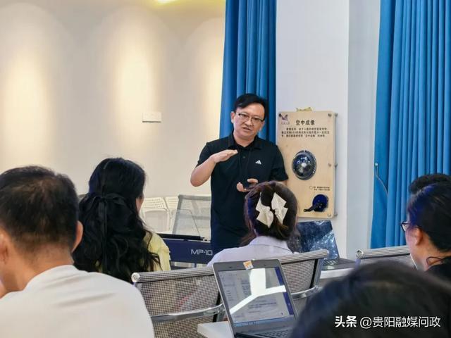 AI智能课程老师丁小刚为学员上课