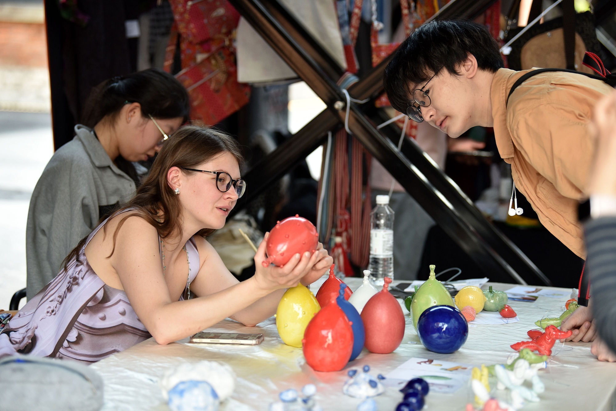 4月16日至19日,景德镇陶溪川春秋大集春集举行。此次大集以“民族的 世界的”为内核主题,汇聚38国800余位手工艺人。