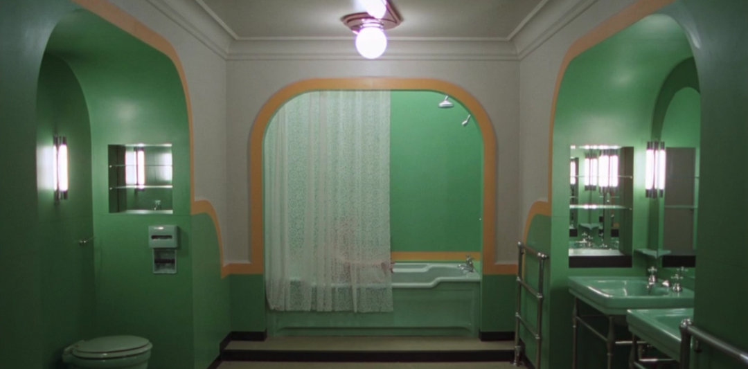 浴室里完全对称的空间结构 /《闪灵》剧照