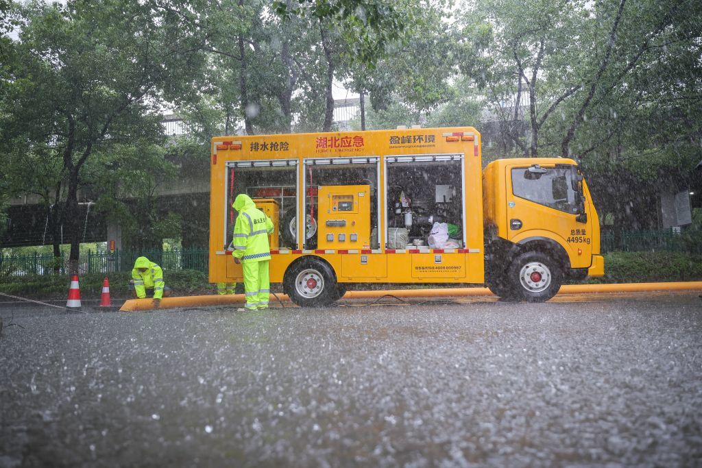 8月11日,在湖北省襄阳市襄城区长虹大桥桥下,襄城区住房和城乡建设局工作人员用抢险排水车开展应急排水作业。新华社发(杨东摄)