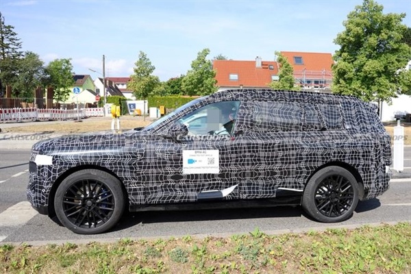 宝马首款纯电SUV iX7谍照曝光：翼片式门把手一碰就开 大屏还能玩游戏
