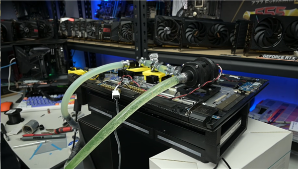笔记本外挂360mm水冷：温度直降60℃！性能大增14%