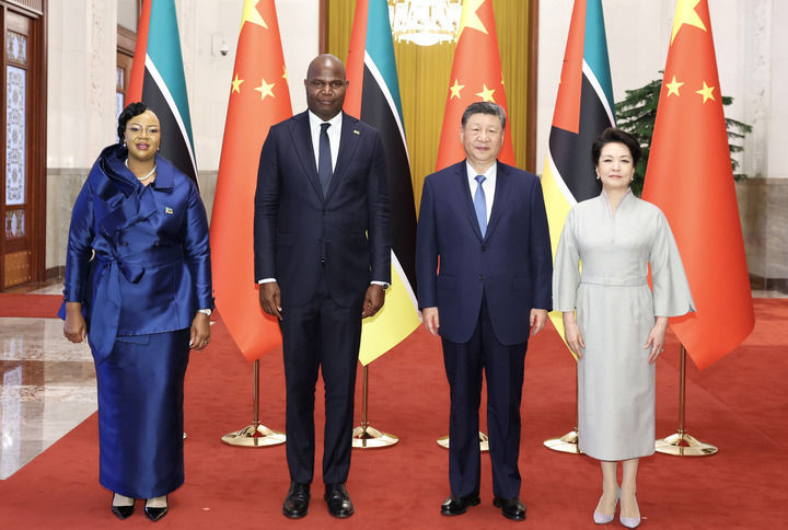 4月21日下午，国家主席习近平在北京人民大会堂同来华进行国事访问的莫桑比克总统查波举行会谈。这是会谈前，习近平和夫人彭丽媛同查波和夫人盖塔合影。新华社记者 黄敬文 摄