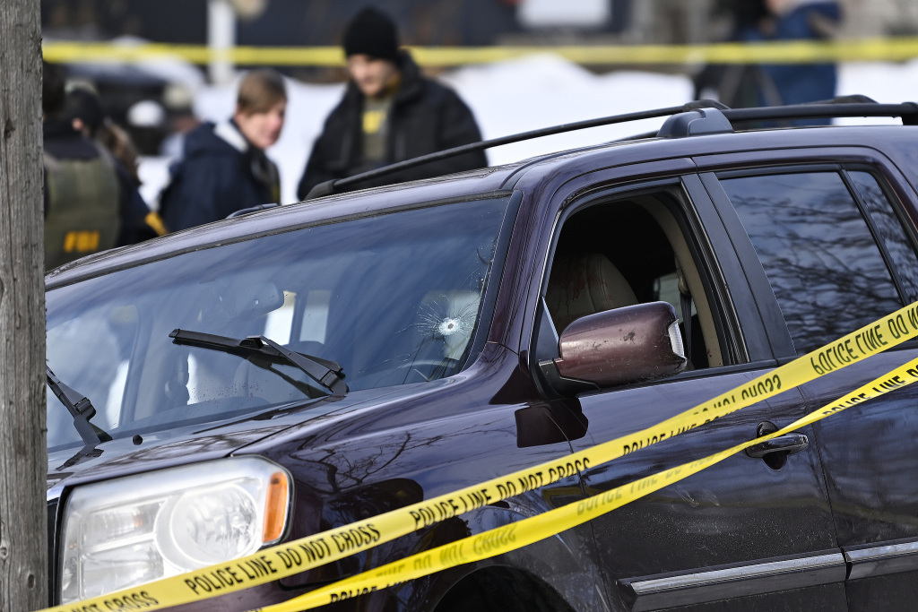 当地时间2026年1月7日,美国明尼苏达州明尼阿波利斯,一名美国移民与海关执法局(ICE)人员射杀了一名女性美国公民蕾恩·妮科尔·古德,汽车挡风玻璃上留有弹孔。视觉中国 图