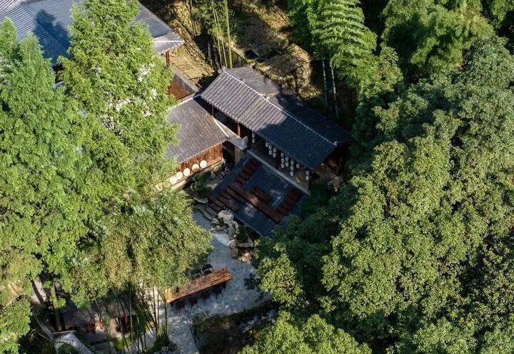 村民在原址、原面积的基础上将农家乐升级成的精品民宿（2024年7月摄）。.jpg