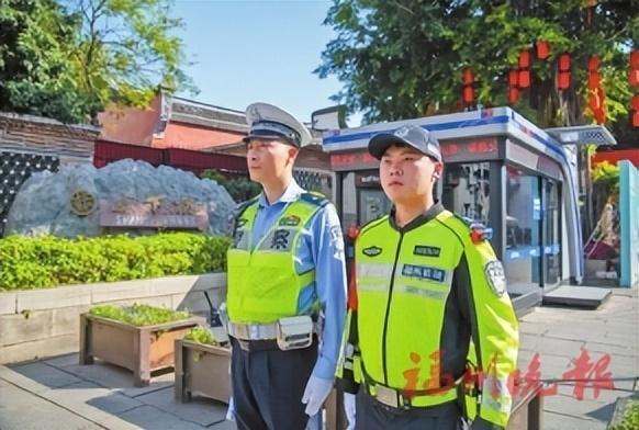 交警在数字岗亭前执勤。