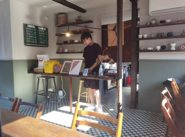 8月25日,这是位于潍坊市坊茨小镇里由老院落改造而成的咖啡馆。新华网记者 卢俊宇 摄