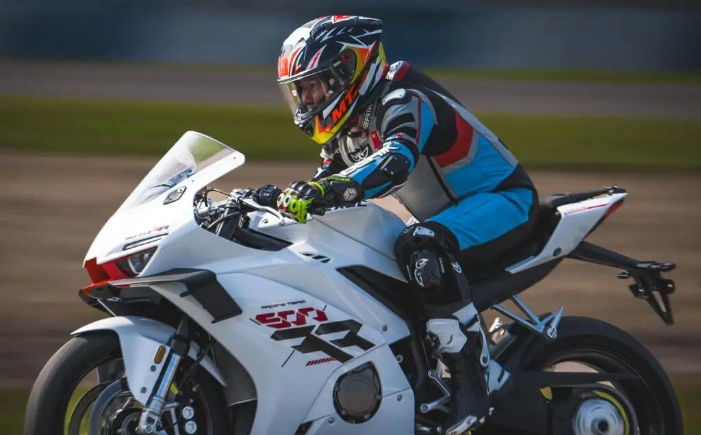 2025年1月16日,张雪在广东珠海国际赛车场试车。张雪机车供图,新华社发